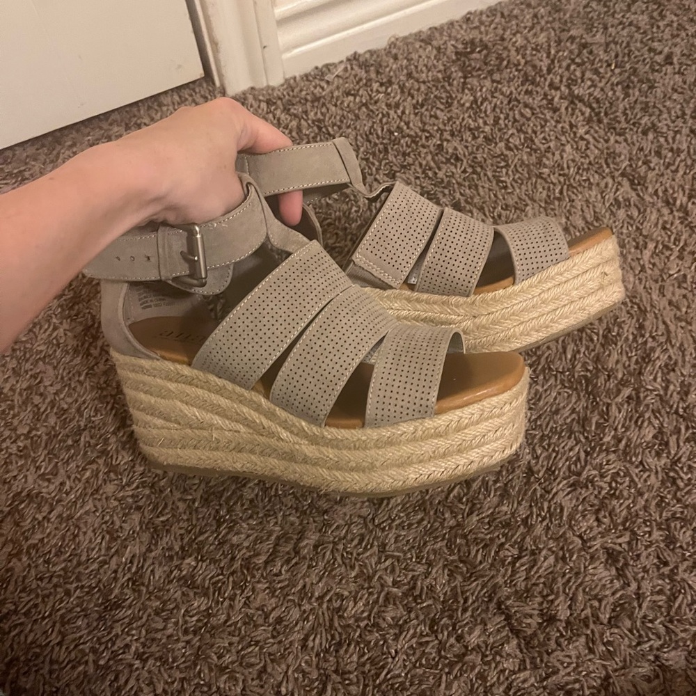 strappy chunky heels size 6.5!